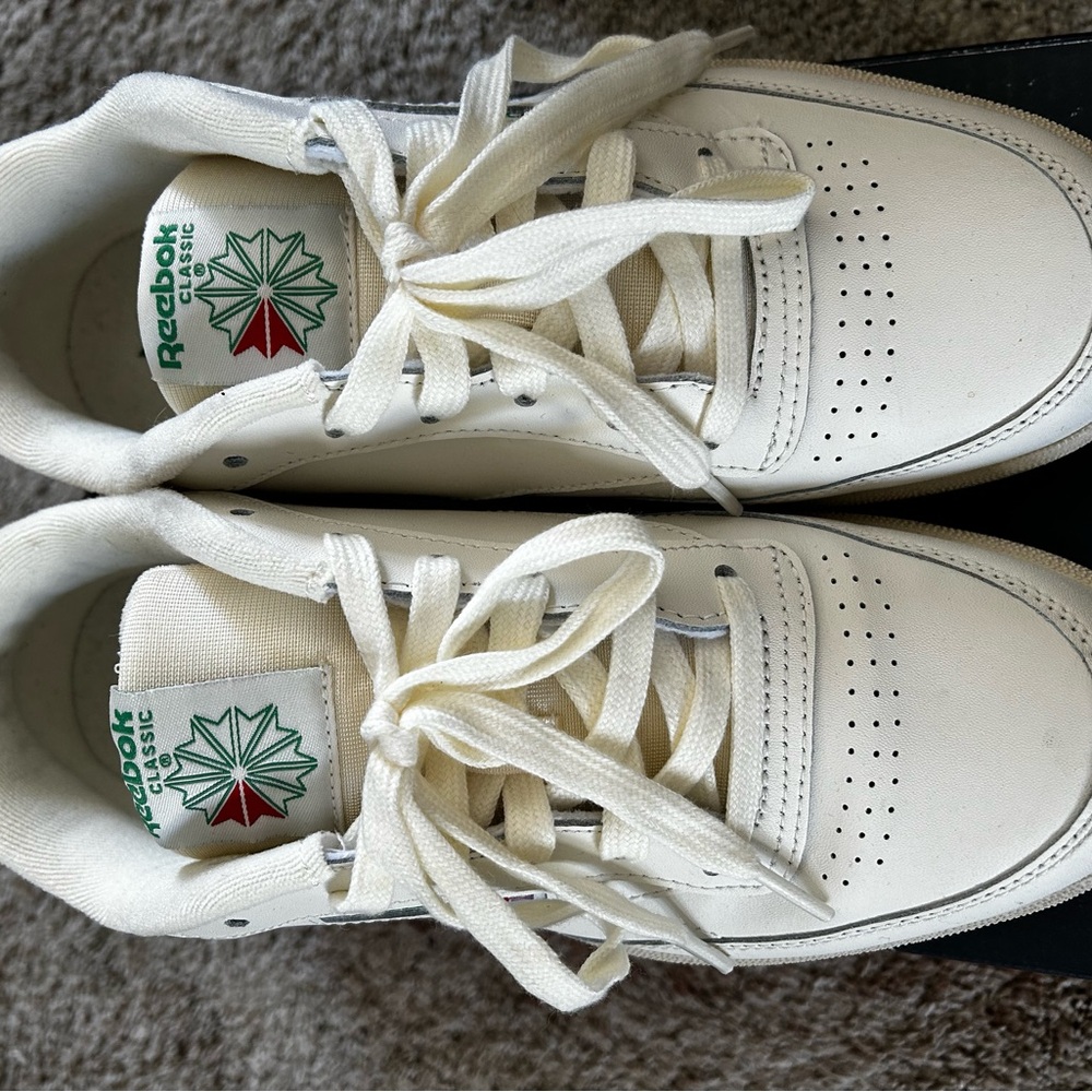 Kids 7 (ladies 8.5) vintage Reebok sneakers
